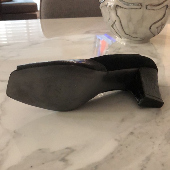 Tahari 61/2 black leather open toed shoes. - Picture 7 of 8